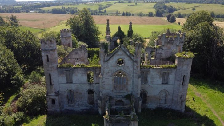 Abandoned mansions in the world 