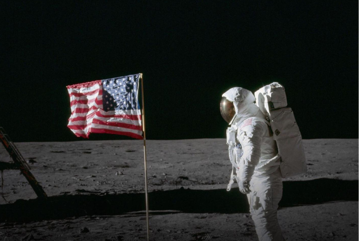 Puzzling argument suggests that the absence of stars in astronaut photographs