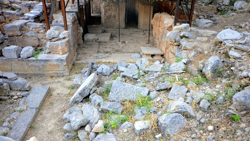 Sacred gate at the Minoan Palace of Archanes on Crete discovered.